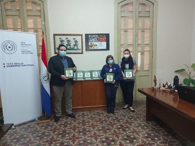 SNC recibió ejemplares de libros elaborados por los alumnos de 16 pueblos indígenas.