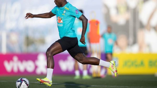 Brasil entrena completo por primera vez a dos días del partido con Chile