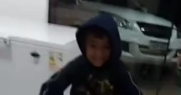 La Nación / Sorprenden a niño vendedor ambulante y a más de uno “le entró una basurita en el ojo”