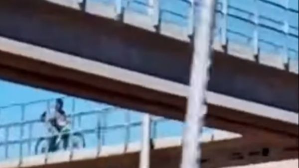 Motocas usan viaductos peatonales como "circuito", denuncian