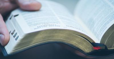Cura roba celular a mujer en restaurante usando la Biblia en México (Video)