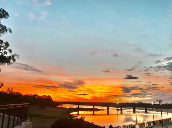 Vientos moderados del noreste y cielo escasamente nublado para hoy martes.