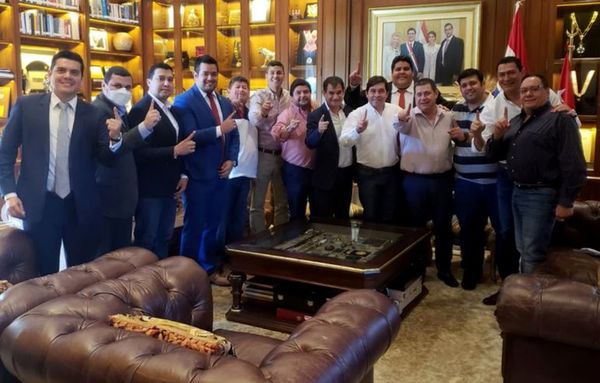 Cartes se abraza con condenado por lavado y funcionarios en horario laboral - Nacionales - ABC Color