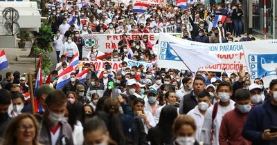 La Nación / Enfermeros reclaman por el inicio de carrera profesional