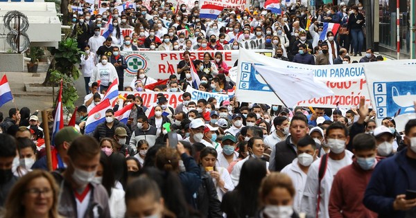 La Nación / Enfermeros reclaman por el inicio de carrera profesional