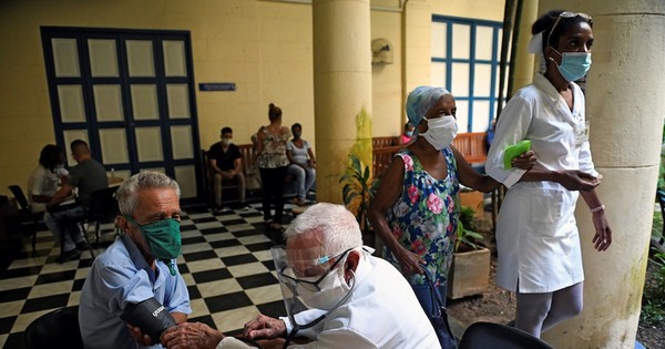 La Nación / Sistema sanitario de Cuba tambalea por el covid-19