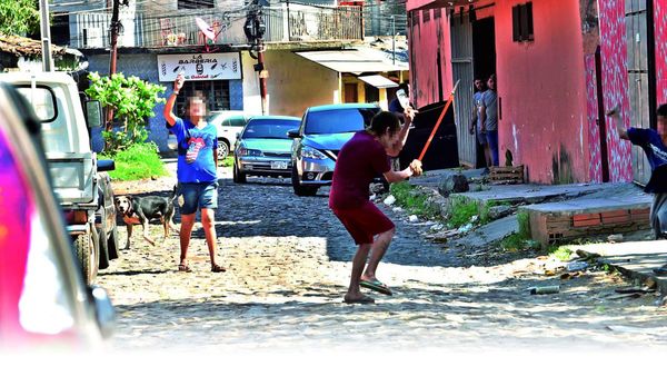 A la vista de las autoridades, niños adictos malviven en refugio marginal