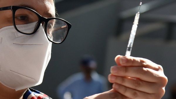 Mientras siga búsqueda de fármaco contra Covid, la vacuna es lo más efectivo