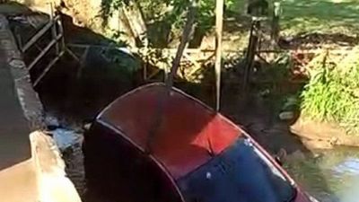 Mujer cayó con su vehículo a un arroyo en Ciudad del Este