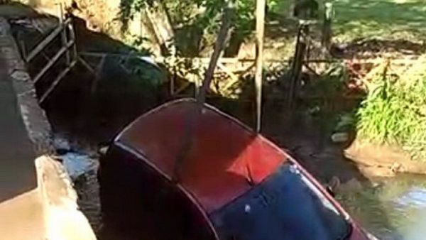 Mujer cayó con su vehículo a un arroyo en Ciudad del Este