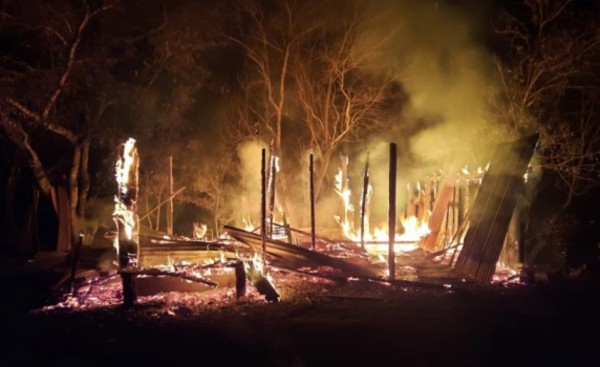 Incendian vivienda y amenazan con no dejar en paz al propietario