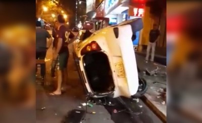 Por culpa del celular embistió contra un vehículo y se fugó
