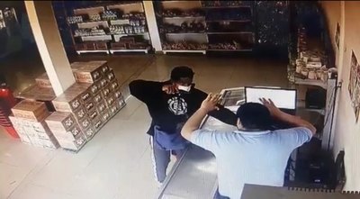 Crónica / [VIDEO] Malandro se llevó la recaudación del día a punta de pistola