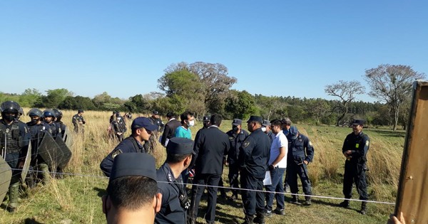 La Nación / Vecinos de Potrero Benítez se oponen a que se alambre un campo comunal
