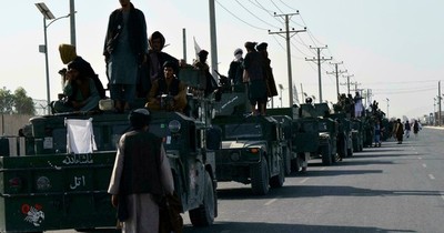 La Nación / Los talibanes desfilan con vehículos militares estadounidenses