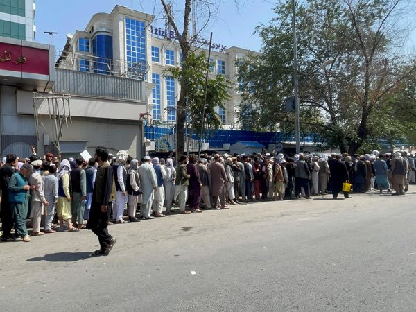 Talibanes y su nueva era en Afganistán: Largas colas en los bancos y precios en aumento