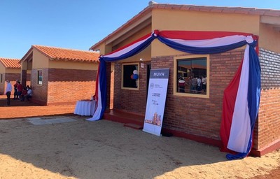 Familias de Misiones recibieron nuevas viviendas del Gobierno - El Trueno
