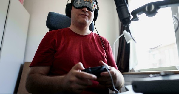 La Nación / Campeón de Street Fighter se venda los ojos porque lo acusan de no ser ciego