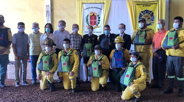 Comunidad taiwanesa entrega equipos a bomberos K122 de Minga Guazú