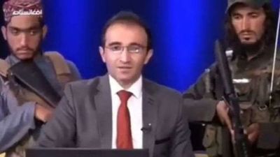 Presentador de noticias pide no tener miedo al régimen talibán mientras ocho integrantes islámicos le rodean armados
