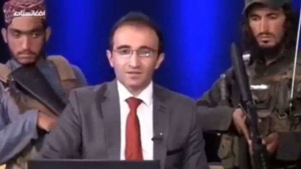 Presentador de noticias pide no tener miedo al régimen talibán mientras ocho integrantes islámicos le rodean armados