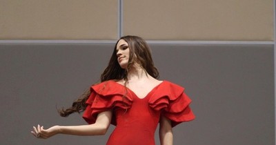 La Nación / Lady in red: La Comadre sorprendió con un sensual atuendo en la gala de Miss Universo Paraguay