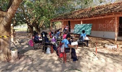 Por temor a derrumbe de aulas, dan clase bajo árboles