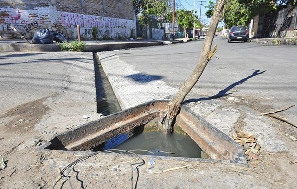 No hay solución a corto plazo para desvío de cloaca, dice Essap - Nacionales - ABC Color