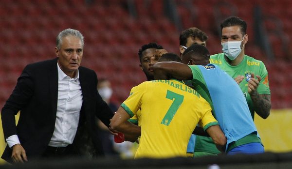 'Quisieran estar aquí', dice Tite sobre brasileños que juegan en Inglaterra
