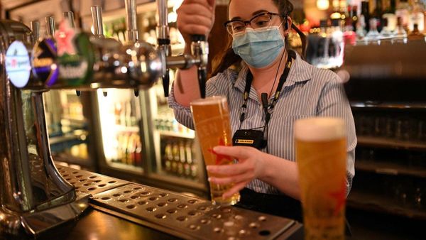 Los emblemáticos pubs británicos, afectados por la escasez de cerveza