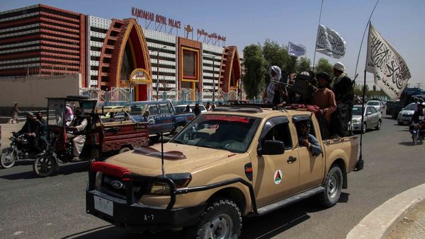 Los talibanes desfilan con vehículos militares estadounidenses