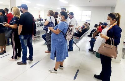 Hacinamiento y desorden en el IPS con retorno de consultas presenciales - Nacionales - ABC Color