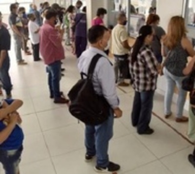 Aglomeraciones y largas esperas tras retorno de consultas presenciales - Paraguay.com