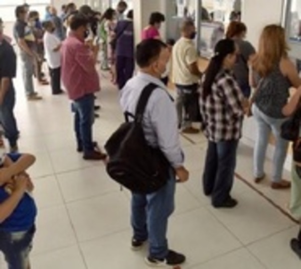 Aglomeraciones y largas esperas tras retorno de consultas presenciales - Paraguay.com