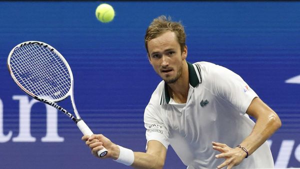 Daniil Medvedev y Stefanos Tsitsipas avanzan a tercera ronda