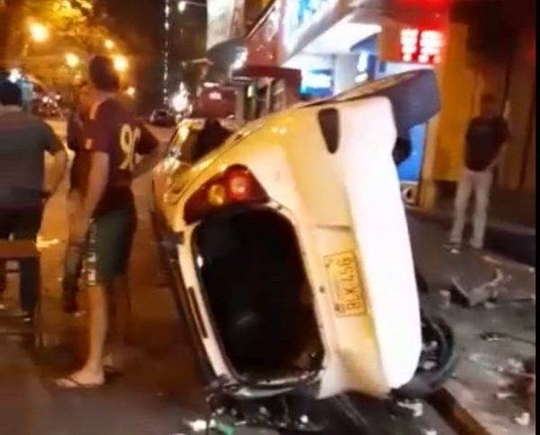 Conductor distraído por el celular causa accidente en pleno centro de C. del Este – Diario TNPRESS