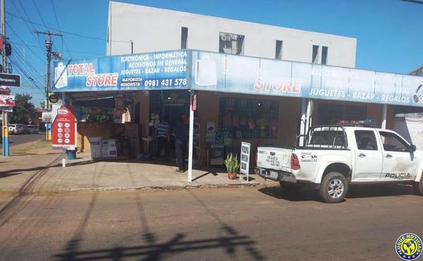 Motochorros asaltan un local comercial en Luque •