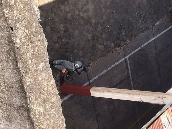 Plazas son un chiquero, pero funcionarios van a limpiar una seccional - Nacionales - ABC Color