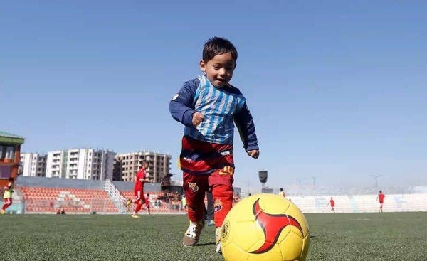 Diario HOY | Niño afgano de la camiseta de plástico de Messi teme a los talibanes