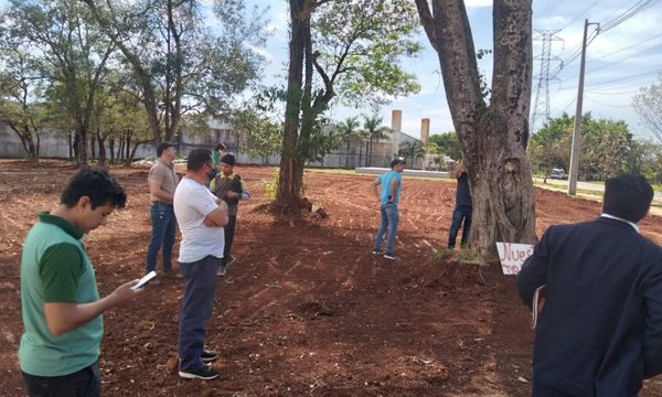 Municipalidad no toma posesión de plaza y vecinos se movilizan ante un inminente atropello