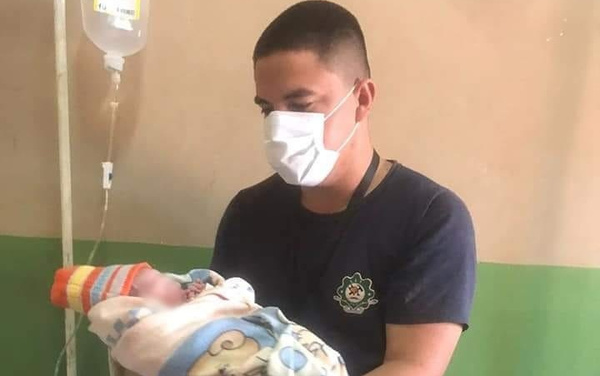 Crónica / Bomberos ayudan a una mujer a dar a luz en su vivienda