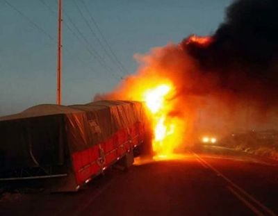 Camión con cargamento de maíz ardió en llamas