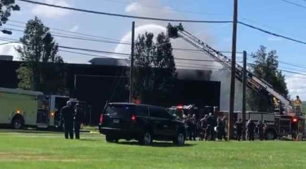 Avión impacta en un edificio en Connecticut y causa un feroz incendio (Video)
