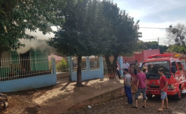 Corto circuito produce incendio parcial de una vivienda en Remansito