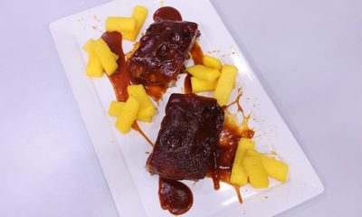 COSTILLA DE CERDO AL HORNO CON SALSA BBQ CASERA | Telefuturo