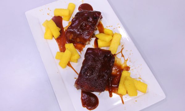 COSTILLA DE CERDO AL HORNO CON SALSA BBQ CASERA | Telefuturo