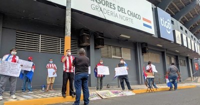 La Nación / Vendedores ambulantes piden volver a las canchas, pero protocolo prohíbe venta de chipa