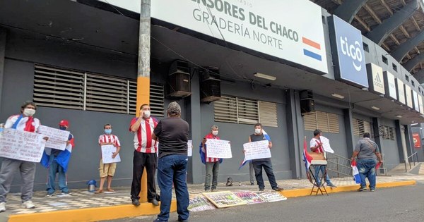 La Nación / Vendedores ambulantes piden volver a las canchas, pero protocolo prohíbe venta de chipa