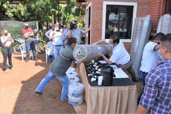 FAMILIAS RECIBIERON KITS DE SISTEMA DE RIEGO