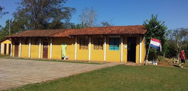 Preparan pollada para proveer agua y mejorar cercado  perimetral en una escuela de Santaní - Nacionales - ABC Color